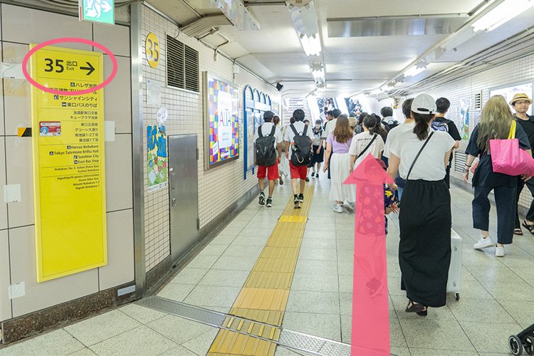 階段/エスカレーターのほうに向かいます。